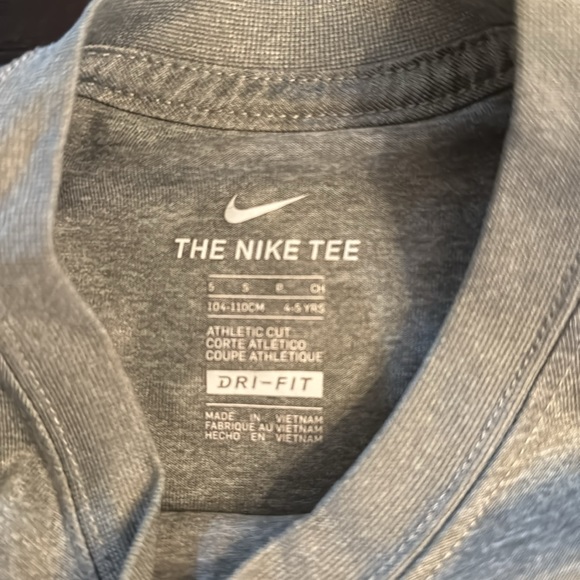 Kids nike  dri fit  size 4/5 (small) in great condition - Picture 3 of 4